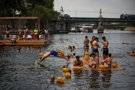 Menschen an der Badestelle Grenelle an der Seine.