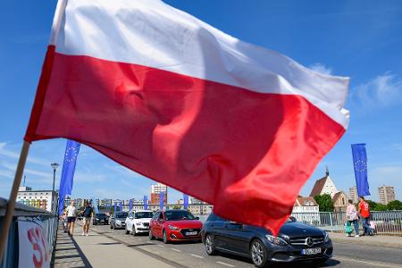 Polen beginnt ab Montag mit Grenzkontrollen zu Deutschland - das könnte zu Staus führen. Das Bundesinnenministerium will Staus durch deutsche Kontrollen vermeiden. Polen beginnt ab Montag mit Grenzkontrollen zu Deutschland - das könnte zu Staus führen. Das Bundesinnenministerium will Staus durch deutsche Kontrollen vermeiden.