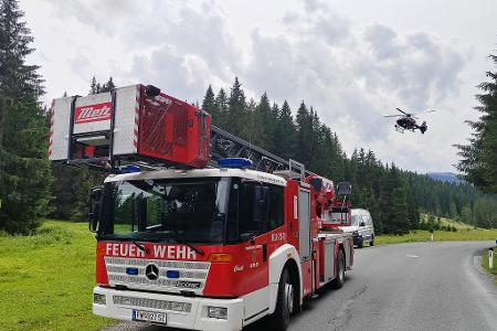 Ein Einsatzfahrzeug der Feuerwehr steht in der Nähe der Absturzstelle eines Kleinflugzeugs im Gemeindegebiet von Krimml. Ein Einsatzfahrzeug der Feuerwehr steht in der Nähe der Absturzstelle eines Kleinflugzeugs im Gemeindegebiet von Krimml.