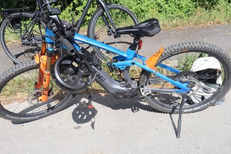 Das E-Bike des Höxteraners wurde nur leicht beschädigt. Am Lenker hängt noch der getragene Fahrradhelm
