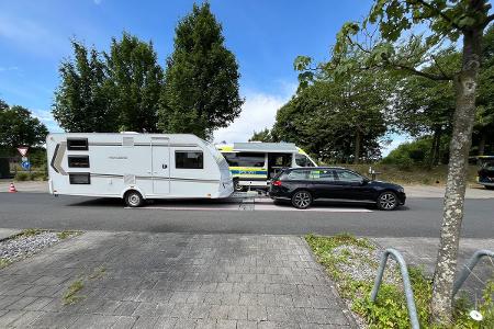 Die Polizei schickte Camper auf die Waage. Die Polizei schickte Camper auf die Waage.