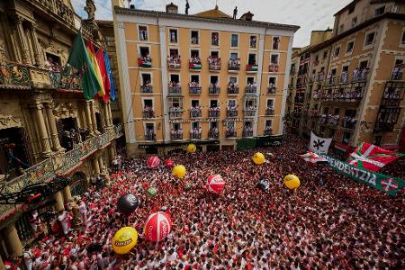 Mit dem Abschuss einer kleinen Rakete wurde am Sonntag das neuntägige Stadtfest San Fermín mit den berühmten Stierläufen in Pamplona eröffnet. Mit dem Abschuss einer kleinen Rakete wurde am Sonntag das neuntägige Stadtfest San Fermín mit den berühmten Stierläufen in Pamplona eröffnet.