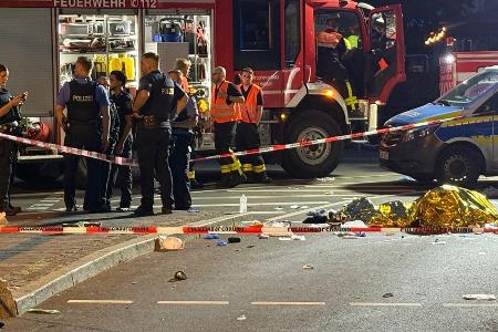 Auto fährt E-Scooter in Frankfurt an: Zwillinge sterben