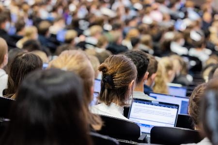 2024 wurden laut eines Studienkredittests nur noch knapp 13.000 neue Verträge abgeschlossen. (Symbolbild) 2024 wurden laut eines Studienkredittests nur noch knapp 13.000 neue Verträge abgeschlossen. (Symbolbild)