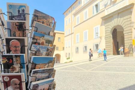 Noch fehlen vor dem Papstpalast in Castel Gandolfo die Postkarten mit Leo XIV.