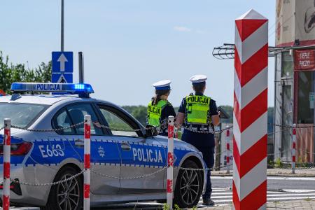 Polnische Polizistinnen stehen am deutsch-polnischen Grenzübergang Stadtbrücke zwischen Frankfurt (Oder) und Slubice. Polnische Polizistinnen stehen am deutsch-polnischen Grenzübergang Stadtbrücke zwischen Frankfurt (Oder) und Slubice.