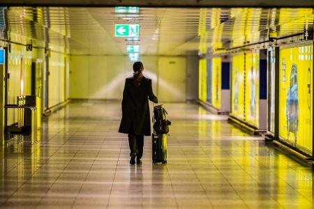 Das Klischeebild einer Geschäftsreisenden am Flughafen - das Flugzeug liegt als Verkehrsmittel klar vorne. (Symbolbild) Das Klischeebild einer Geschäftsreisenden am Flughafen - das Flugzeug liegt als Verkehrsmittel klar vorne. (Symbolbild)