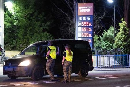 Polnische Grenzschützer sprechen mit einem Autofahrer, den sie auf der polnischen Seite hinter der Stadtbrücke von Görlitz zur Kontrolle angehalten haben. (Foto aktuell)