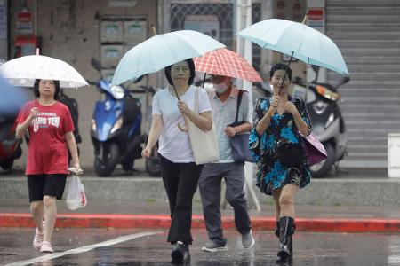 Wegen des Taifuns wurden in Taiwan zahlreiche Flüge gestrichen und Geschäfte blieben geschlossen. 
