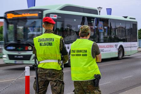 Der Verkehr in der Grenzregion läuft nach Angaben des Innenministeriums in Warschau reibungslos. Der Verkehr in der Grenzregion läuft nach Angaben des Innenministeriums in Warschau reibungslos.
