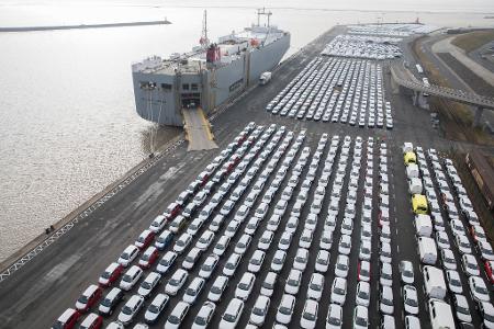 Fahrzeuge des VW-Konzerns vor der Verschiffung. Niedersachsen gehört zu den am härtesten betroffenen Ländern. (Archivbild) Fahrzeuge des VW-Konzerns vor der Verschiffung. Niedersachsen gehört zu den am härtesten betroffenen Ländern. (Archivbild)