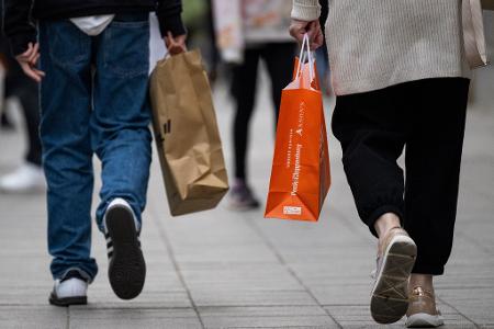 Die gestiegenen Preise sorgen dafür, dass viele Konsumenten sparen und weniger einkaufen. Die gestiegenen Preise sorgen dafür, dass viele Konsumenten sparen und weniger einkaufen.