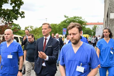 Hendrik Streeck (3. von rechts) mit Ärzten des Berliner Vivantes Klinikums am Urban - einem zentralen Krankenhaus, in das auch viele Drogenopfer kommen. Hendrik Streeck (3. von rechts) mit Ärzten des Berliner Vivantes Klinikums am Urban - einem zentralen Krankenhaus, in das auch viele Drogenopfer kommen.