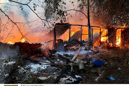 Altes Industriegebäude in Vollbrand Altes Industriegebäude in Vollbrand
