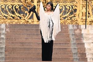 Pariser Fashion Week: Cardi B erscheint mit lebendigem Raben