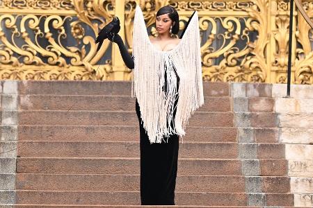 Pariser Fashion Week: Cardi B erscheint mit lebendigem Raben