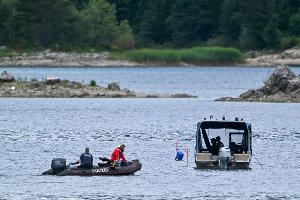 Im Eibsee wird nach einem untergegangenen Vater und seinem Sohn gesucht.