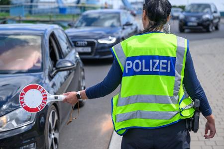Die Polizeigewerkschaft beklagt 2,8 Millionen Überstunden bei der Bundespolizei. (Archivbild) Die Polizeigewerkschaft beklagt 2,8 Millionen Überstunden bei der Bundespolizei. (Archivbild)