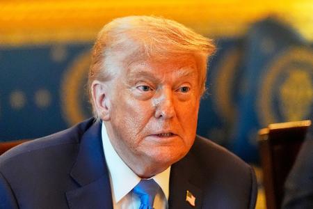 Trump schickt Ukraine weiter Waffen - "Ich beende Kriege"