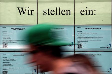 In so mancher Stellenanzeige wird mit besonderen Benefits um die Gunst neuer Beschäftigter geworben (Archivbild)