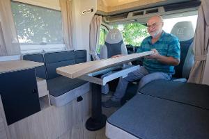 Schmales Wohnmobil mit vier festen Schlafplätzen