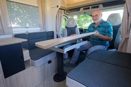 Schmales Wohnmobil mit vier festen Schlafplätzen