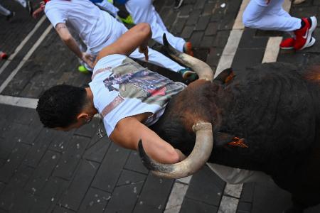Erste Hornstoß-Verletzung bei Stierläufen in Pamplona