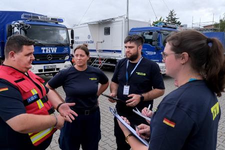 THW-Kräfte bei der Lagesprechung zur Koordinierung des Einsatzes. THW-Kräfte bei der Lagesprechung zur Koordinierung des Einsatzes.