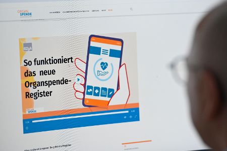 User sieht auf dem Bildschirm Seite des Organspende-Registers an