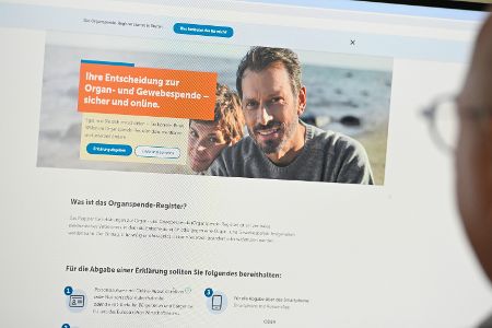 Laptop zeigt Seite des Organspende-Registers