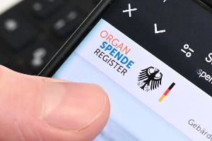 Homepage mit Organspende-Register und einem Daumen, der das Display hält
