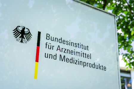 Schild des Bundesinstituts für Arzneimittel und Medizinprodukte (BfArM)