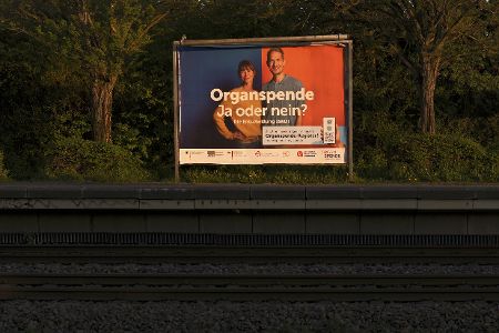 Werbetafel an Bahnstrecke für Organspende-Register