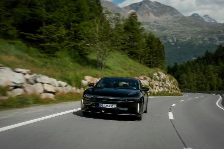 Das Elektroauto von Lucid auf der Fahrt durch die Alpen - mit einer Elektroladung kam es so weit wie noch kein anderes Auto auf den Straßen. Das Elektroauto von Lucid auf der Fahrt durch die Alpen - mit einer Elektroladung kam es so weit wie noch kein anderes Auto auf den Straßen.