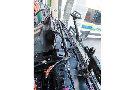Fahrerkabine bei der Suche nach den manipulierten Komponenten Fahrerkabine bei der Suche nach den manipulierten Komponenten