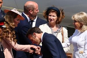 Emmanuel Macron begrüßt Prinzessin Kate mit Handkuss