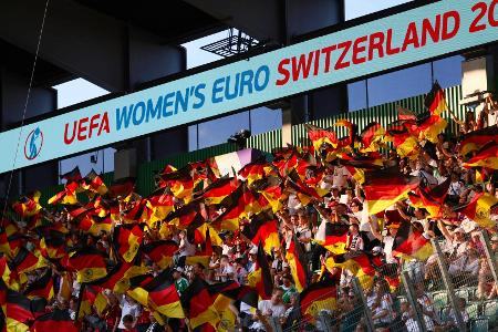 17.000 deutsche Fans in Basel: Rekordkulisse für DFB-Frauen 17.000 deutsche Fans in Basel: Rekordkulisse für DFB-Frauen