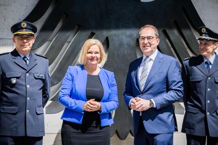 Ex-Bundesinnenministerin Nancy Faeser (SPD), hier bei ihrer Amtsübergabe an Alexander Dobrindt (CSU), hatte sich zum Bundesaufnahmeprogramm mit der damaligen Außenministerin, Annalena Baerbock (Grüne) abgestimmt. (Archivfoto) 