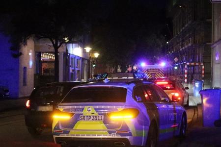 Anwohner hören Schussgeräusche - und finden einen verletzten Mann. Die Polizei nimmt nach stundenlanger Fahndung zwei Tatverdächtige fest. Anwohner hören Schussgeräusche - und finden einen verletzten Mann. Die Polizei nimmt nach stundenlanger Fahndung zwei Tatverdächtige fest.