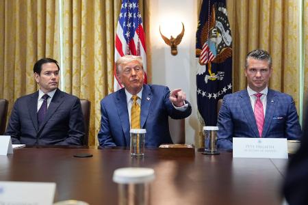 US-Außenminister Marco Rubio, US-Präsident Donald Trump und US-Verteidigungsminister Pete Hegseth US-Außenminister Marco Rubio, US-Präsident Donald Trump und US-Verteidigungsminister Pete Hegseth