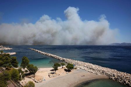 Riesige Rauchwolken: Feuer bei Marseille ängstigt Bewohner