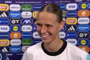 ARD-Reporterin wirft Blick aufs Handgelenk - da wird DFB-Star plötzlich emotional