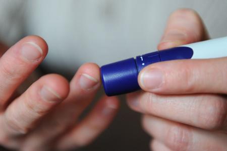 Wie steht es um den Blutzucker? Der Piks in den Fingern gehört für viele Diabetiker zum Alltag, um Entgleisungen rasch zu erkennen und Insulin richtig dosieren zu können. 