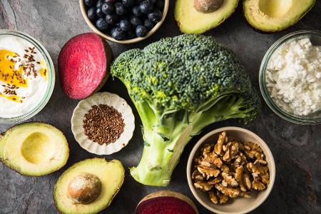 Gesunde Fettsäuren, viel Gemüse, komplexe Kohlenhydrate: Eine ausgewogene Ernährung hilft dabei, Blutzuckerspitzen zu vermeiden. 