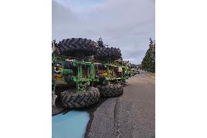 Landwirtschaftlicher Anhänger kippt um - Verkehrsunfall mit lang anhaltenden Bergungsmaßnahmen (Zeugenaufruf)