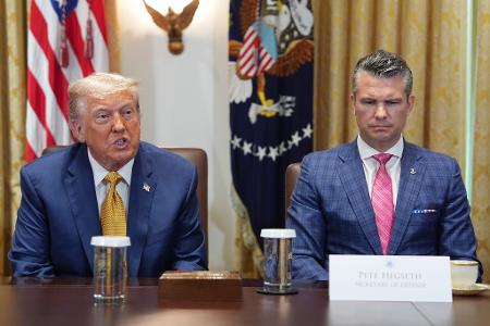 Verteidigungsminister Hegseth soll einem CNN-Bericht zufolge das Weiße Haus nicht über den teilweisen Lieferstopp an die Ukraine informiert haben. 