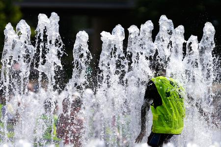 Ein Wasserbrunnen während der Hitzewelle in Belgien. (Archivbild)
