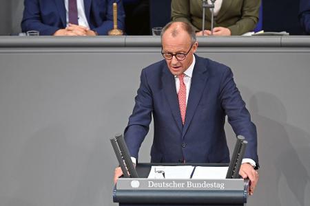 Merz wirbt für Zuversicht - Weidel nennt ihn "Lügenkanzler"