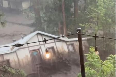 Im Ort Ruidoso wird ein ganzes Haus von den Wassermassen mitgerissen. Im Ort Ruidoso wird ein ganzes Haus von den Wassermassen mitgerissen.