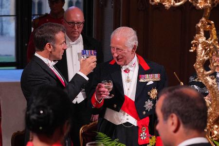 Emmanuel Macron (l) und König Charles III. stießen auf die britisch-französische Freundschaft an.